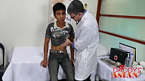 Ragazzo asiatico barebacks con deviante maturo in ufficio medici