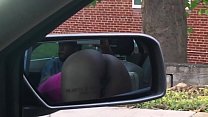 セクシーなひよこは彼女のお尻を出して車の中でコックを吸う