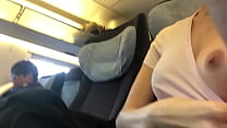 Amatrice nous montre sa poitrine discrètement dans le train