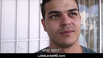 Tout droit jeune Espagnol Latino Jock interviewé par Guy Gay sur la rue a des relations sexuelles avec lui pour l’argent POV