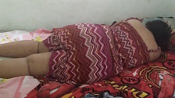 Junges Mädchen im Schlaf mit versteckter Kamera abgeklebt, so dass ihre Vagina ohne Reithose unter ihrem Kleid zu sehen ist und ihr nacktes Gesäß zu sehen ist
