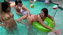 RAGAZZE SVEGLIATE SELVAGGIE - Le giovani lesbiche latine hanno una festa in piscina, poi mangiano la fica