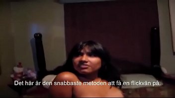 Schwedisches Mädchen, das Schwanz in der Umkleidekabine saugt