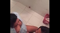 Dominikanische Lesviana im öffentlichen Badezimmer