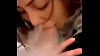 la ragazza di 18 anni viene registrata mentre succhia mentre fuma un sigaro