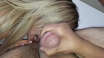 Geheimnisvolle Blondine saugt den Arsch ihres Freundes