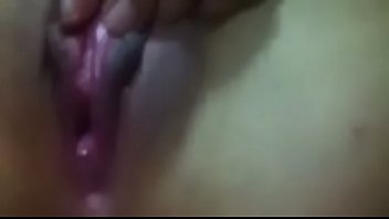 Сестра студента в городе Сон Ла мастурбирует пизду конвульсией