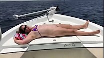 femme potelée en micro bikini se fait baiser en bateau