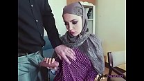 Cutie arabe Zoe suce la bite d'un étranger pour de l'argent