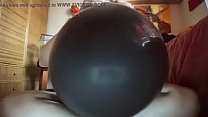 Un énorme ballon noir sera utilisé comme s'il s'agissait d'une grosse bite bien dure!