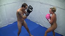 Dre Hazel sconfigge il ragazzo nella competizione di boxe nuda