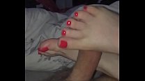 Mulher sexy com os pés nos pés vermelhos no Reino Unido