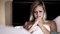 Une toxicomane jeune fille trompée dans une baise pendant sa cure de dés