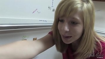 Schulmädchen Keuschheit Lynn fickt einen Wanddildo im Badezimmer [720p] vk.cc/8aTH0h