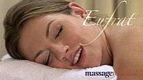 Salas de massagem As preliminares sensuais de seixos quentes terminam em 69er