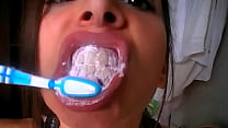 Zahnpasta ausspucken! (Einfach ekelhaft)