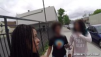 ПОЙМАННЫЙ! Черную девушку арестовали, когда она отсасывала у копа во время митинга!