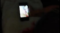 Petite amie surprise en train de regarder du porno, courbée par son chien pour coup rapide