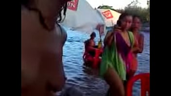 Frau steht nackt am Fluss Boca da Barra Ilhéus - BA