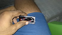 Cumming na parte 1 do preservativo