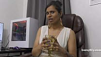 Stiefmutters indische Freundin HornyLily flirtet und pinkelt für dich auf ihr Höschen POV