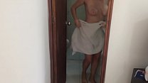 Ho beccato la mia sorellastra a masturbarsi sotto la doccia
