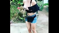 Affe blitzte Mädchen Brüste