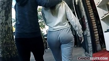 Adorable PAWG con gran culo redondo y sincero voyeur en pantalones de algodón gris - CandidSluts.com Video CS-082
