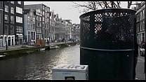 Возбужденный старик отправился в тур по кварталу красных фонарей Амстердама