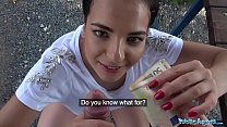 Agente público Turista caliente Sophia Laure follada y llena de leche en un banco de picnic