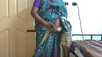 desi indian tamil telugu kannada malayalam hindi geiles betrügen ehefrau vanitha trägt blaue farbe saree zeigt große brüste und rasierte muschi presse harte brüste presse nip reiben muschi masturbation