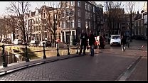 Lascivious guy esce ed esplora il quartiere a luci rosse di Amsterdam
