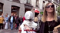 スリムなスペインの女アナルが公共の場で強打