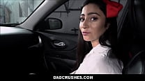 DadCrushes.com - Heiße Latina-Teenager-Stieftochter mit Zahnspange Jasmine Vega wird von Stiefvater auf dem Rücksitz seines Autos gefickt, nachdem sie beim Ladendiebstahl-Höschen erwischt wurde