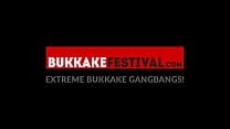 Schwanzhungrige Mädels bedienen große Schwänze bei einem Bukkake-Fick-Fest