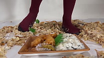 foodcrush　A woman stepping on food