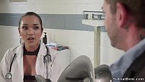 Wunderschöne Shemale Doktor anal fickt Kerl