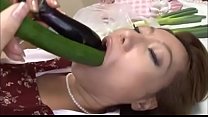 Японская жена мастурбирует овощами