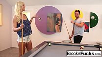 Brooke gioca a biliardo sexy con palle Vans