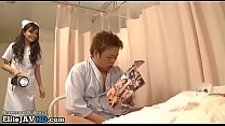 Японская медсестра соблазняет пациента мастурбировать