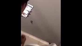Красивый парень с большим членом мастурбирует в туалете LOTTERIA