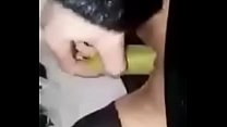 Chica rusa se masturba plátanos en el coche
