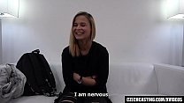 Lesbische Jungfrau Teen genießt Dreier