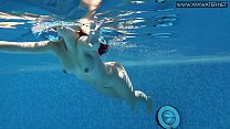 Diana Rius с горячими прыгающими сиськами в бассейне