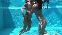 Jessica und Lindsay schwimmen nackt im Pool