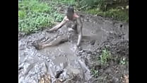 голый в грязи