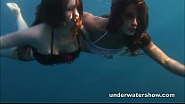 Nastya y Masha están nadando desnudas en el mar