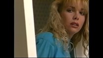 A loira safada Stephanie DuValle de vestido azul adora assistir furtivamente a ninfeta Nikki Shane brincando no banheiro com a amiga de Stephanie