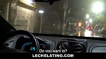 Joven taxista latino toma polla cruda y chupa