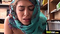 Симпатичную мусульманку в хиджабе трахают на видеонаблюдении в торговом центре